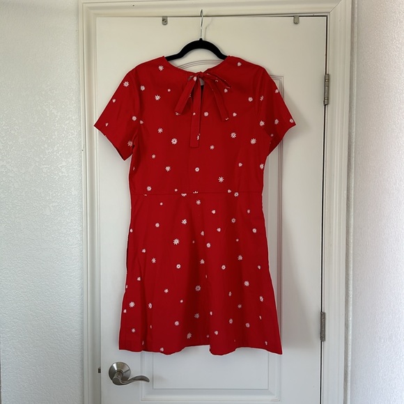 Red Ban.Do dress with daisies. Bow tie back. It has pockets! - Picture 2 of 2